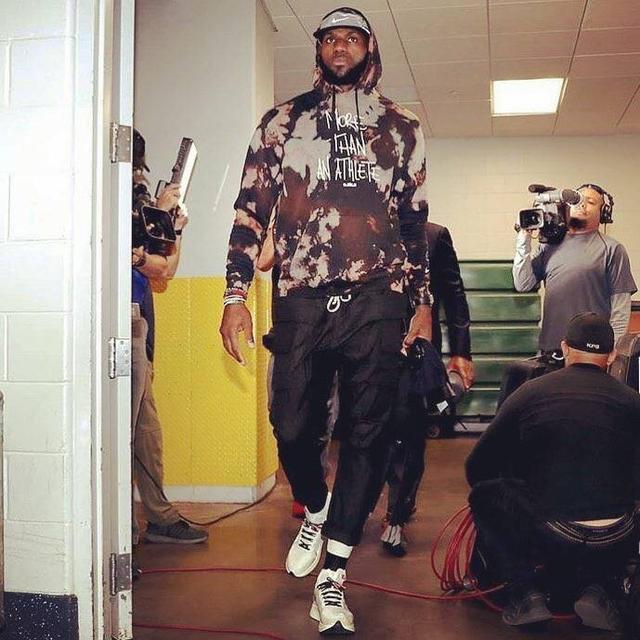 韩淼雨第十二届全国残疾人运动会举重赛场夺双金（韩淼雨在第十二届全国残疾人运动会举重项目斩获双金）