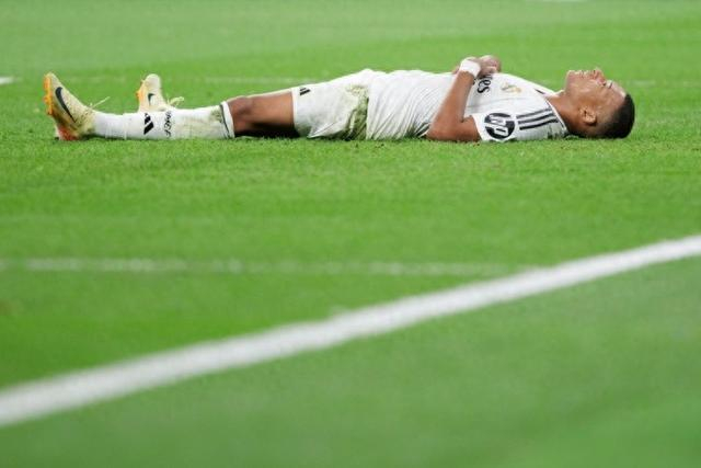 球迷：这不可能，这绝对是开挂！（球迷直呼离谱：这不可能，简直像开挂！）