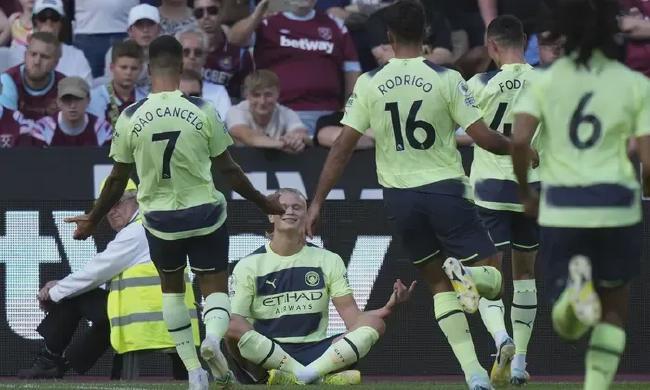 记者：穆斯卡特并不是被“气”走了，他是抽空去上了个厕所（记者：穆斯卡特并非拂袖离场，只是中途去上厕所）