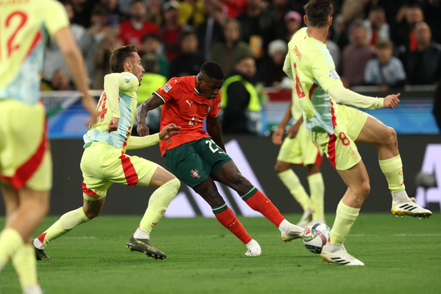 足球财经机构：阿兰希勒96年的转会费放到现在相当于2.25亿镑（足球财经机构估算：希勒1996年转会费按当今物价折合约2.25亿英镑）