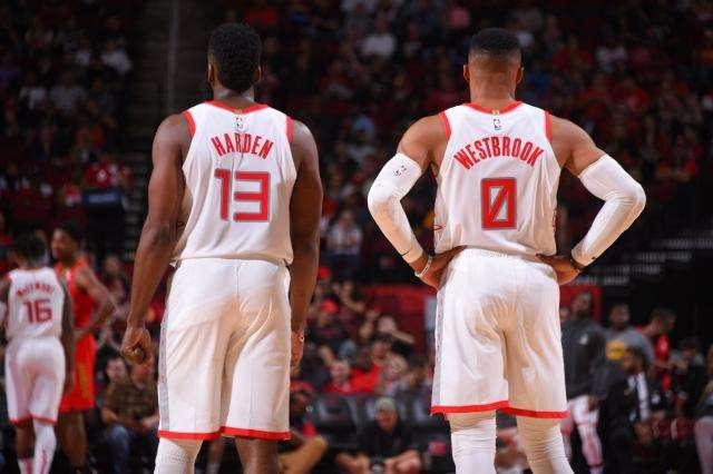 里夫斯：虽然文班缺席但福克斯状态正佳，我们要坚决执行战术（里夫斯：文班缺阵无碍，福克斯状态火热，我们必须坚决贯彻战术）