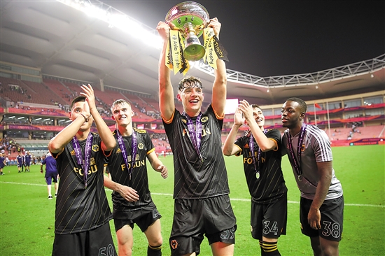 德天空：赫塔16岁中场艾希霍恩引众豪门争夺，其解约金1200万（德天空：16岁赫塔中场新星艾希霍恩获多家豪门青睐，解约金为1200万）