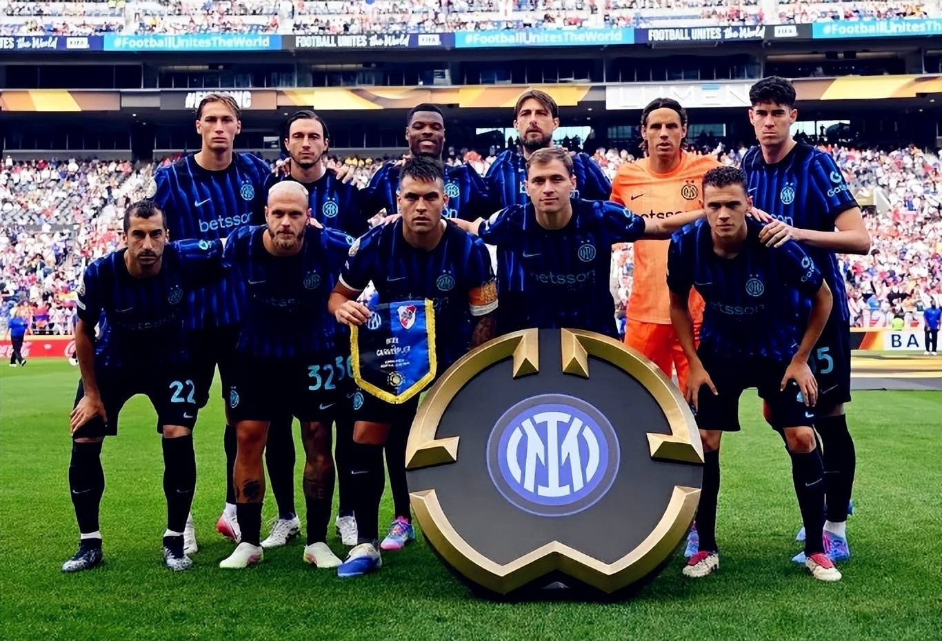 致敬CP3！快船主场球迷之墙摆满了保罗“空接之城”时期的球衣（向CP3致意！快船主场球迷墙挂满保罗“空接之城”时代球衣）