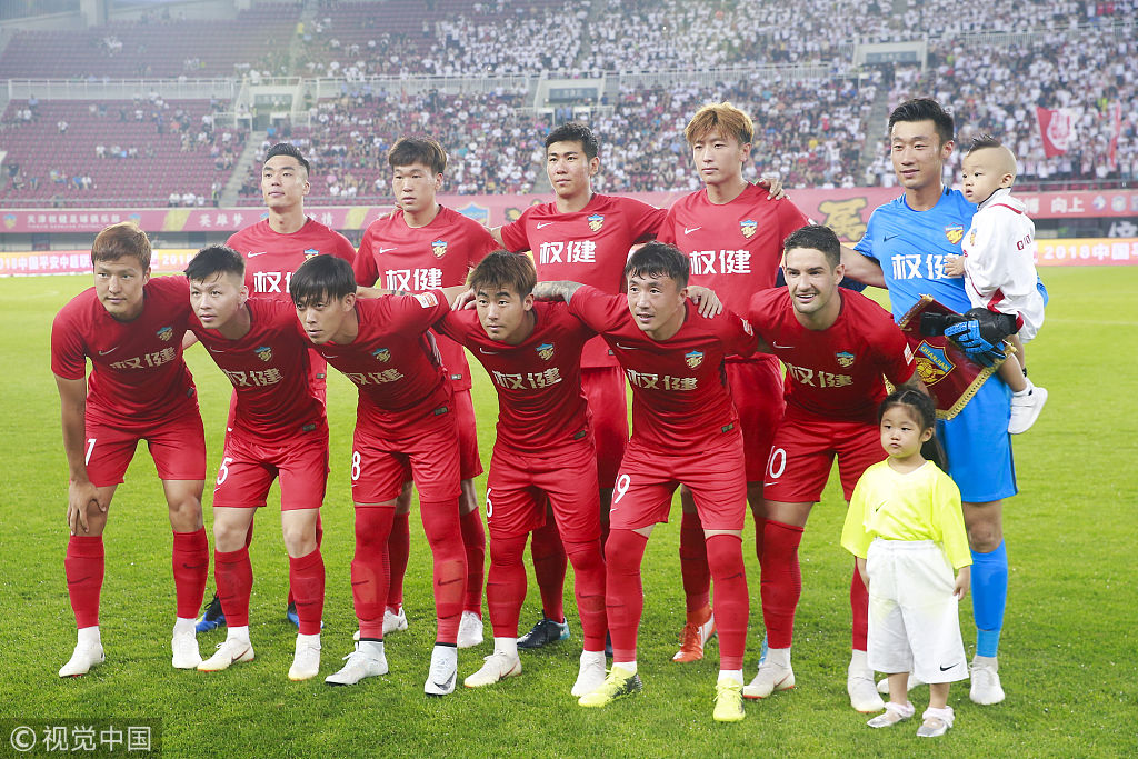 重庆两江新区十联屏打出多个宣传语，庆祝重庆铜梁龙冲超成功（重庆两江新区十联屏齐播多条祝贺标语，庆重庆铜梁龙成功冲超）