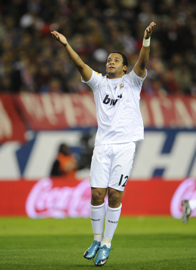 曼联、利物浦近五轮各1胜，英超积分榜曼联积22分，领先利物浦。（英超近五轮曼联与利物浦各仅一胜，曼联22分暂压利物浦）